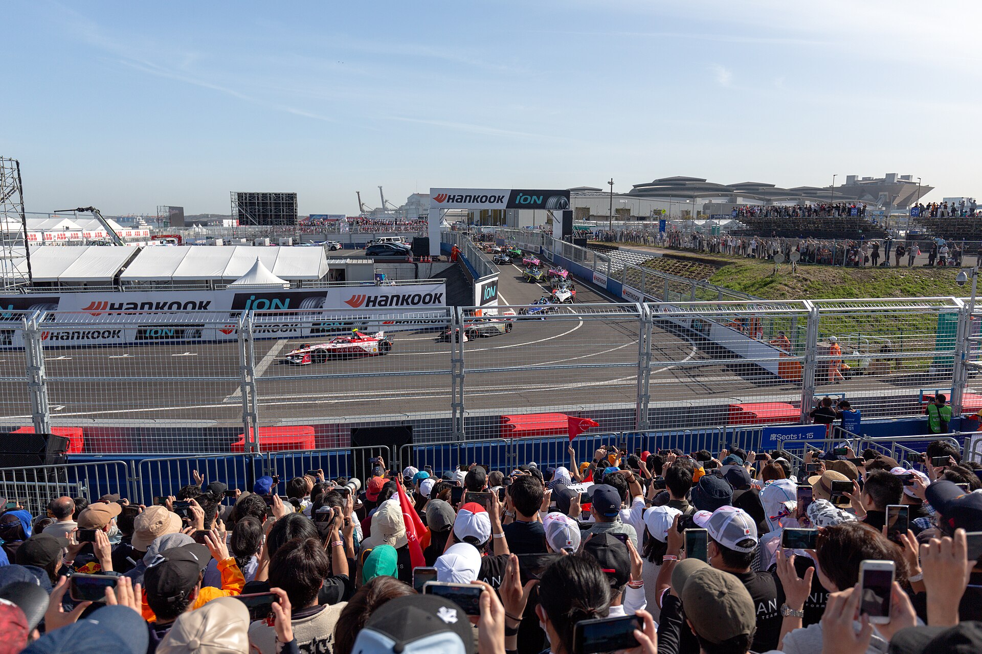 Archiv: Das Formel-E-Feld beim Rennstart in Tokio, 30.03.2024.